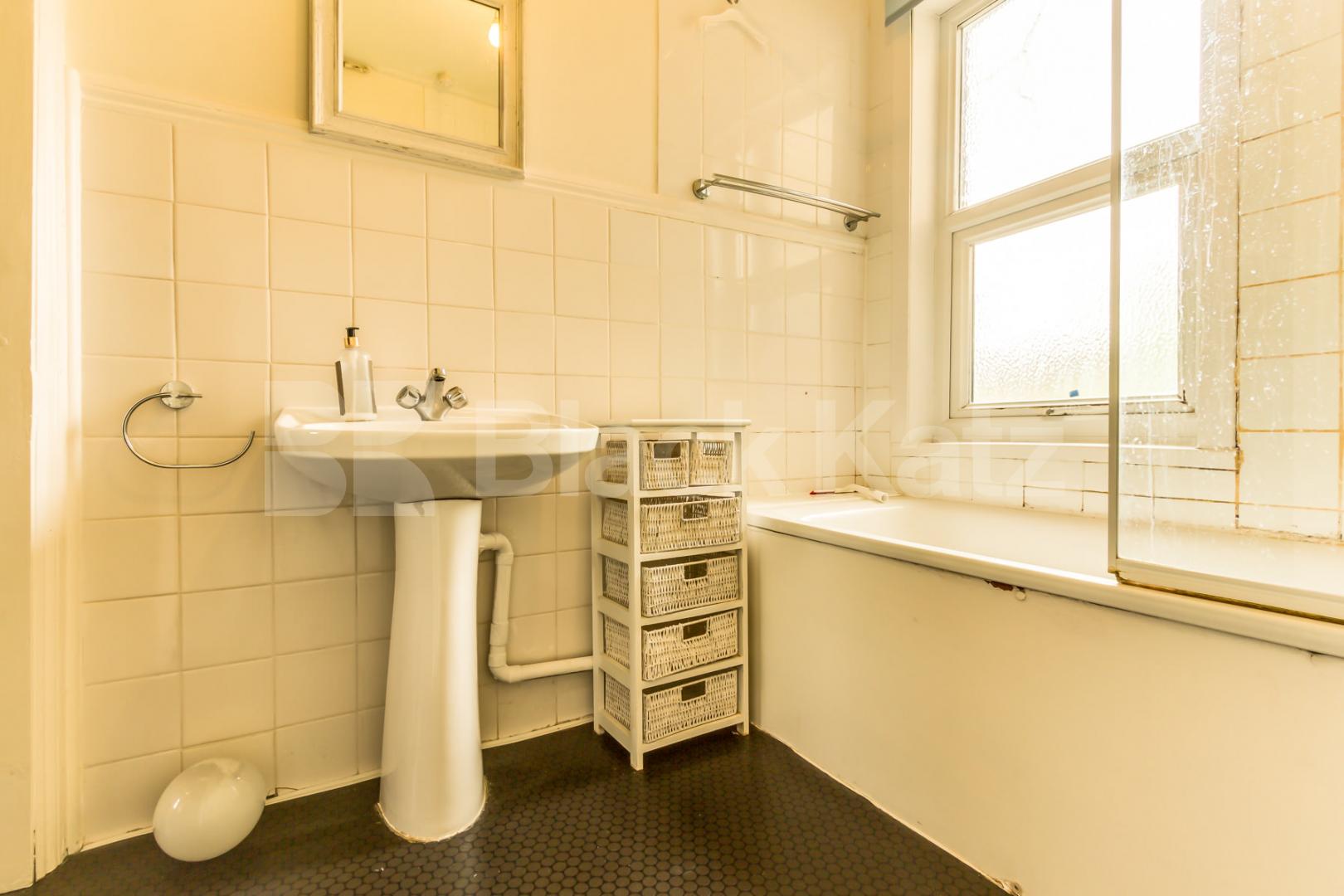 			2 Bedroom, 1 bath, 1 reception Flat			 Middle Lane, CROUCH END